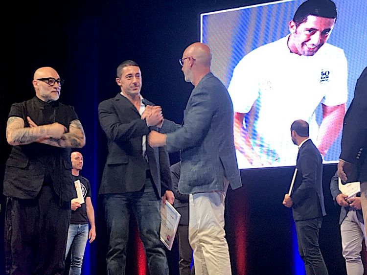 Franco Pepe si congratula con Ciro Salvo per il terzo posto, unendosi anche in un abbraccio liberatorio
