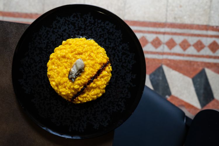 Risotto con zafferano, liquirizia e ostrica
