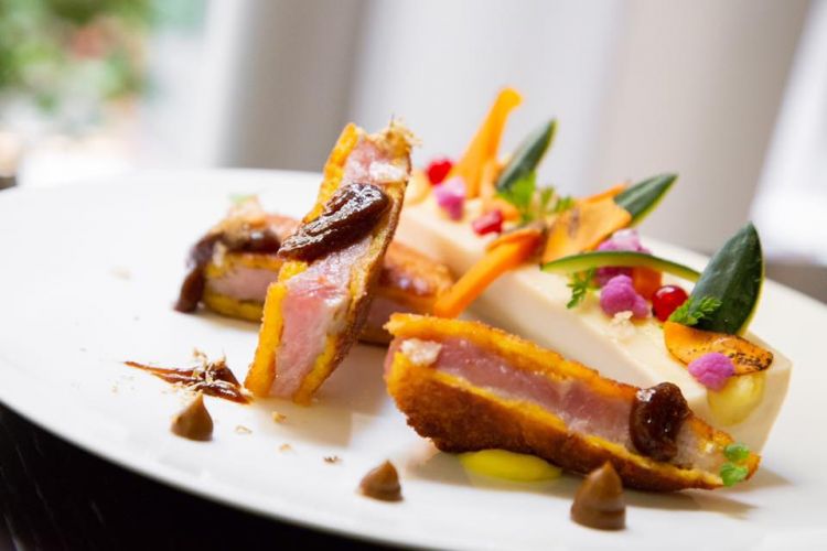 La Milanese “Identità” servita con purè di patate e verdure croccanti