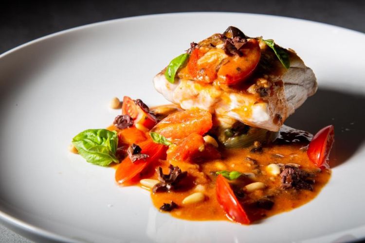 Trancio di pesce (secondo reperibilità del mercato) in guazzetto di pomodoro e scarola ripassata in padella