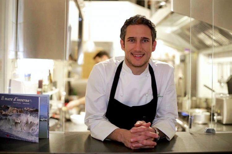 Federico Delmonte, marchigiano classe 1982, è dal maggio 2018 chef-patron di Acciuga, a Roma Prati