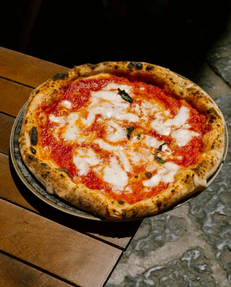 Nella carta delle classiche leader incontrastata resta la Margherita: alla Santa Maradona il cornicione non lo troverete mai in stile canotto....
