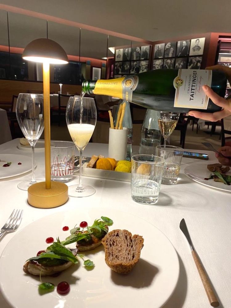 Scaloppa di foie gras con insalata aromatica e gelatina al moscato - Foto: Annalisa Cavaleri

