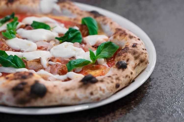 Pizza Amatriciana: guanciale di suino nero dei Nebrodi e crema di pecorino romano Dop
