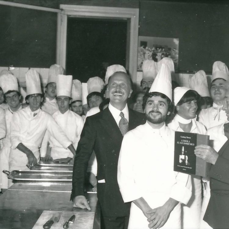 Una foto dei primi anni Ottanta: in primo piano Gianluigi Morini e Valentino Marcattiliii. Si nota qualcuno che tiene in mano il libro A tavola al San Domenico, uscito nel 1982, l'autore è proprio Morini con le ricette di Marcattilii
