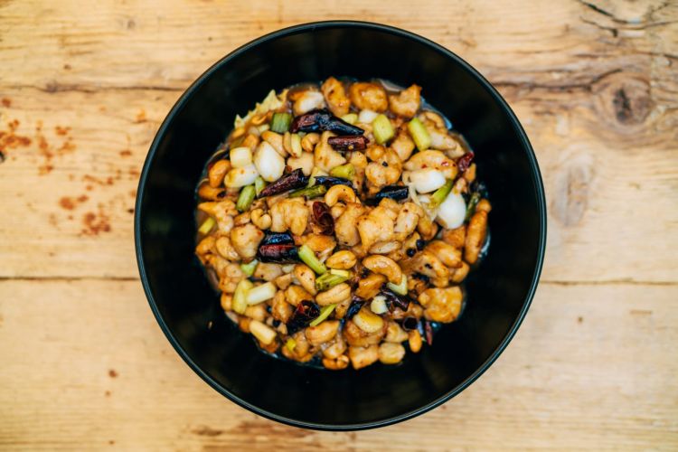 Pollo kongpao, bocconcini di pollo con anacardi in salsa agrodolce e pepe del Sichuan