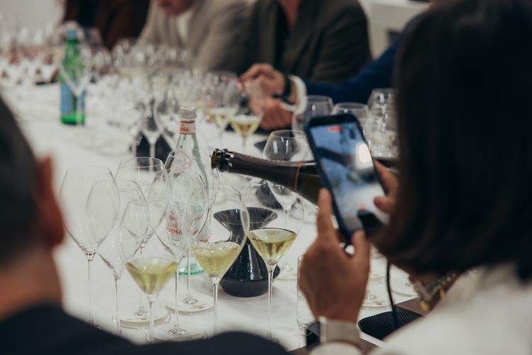 Un momento della degustazione durante Identit&agrave; Milano
