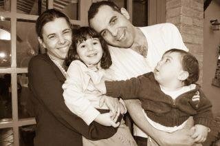 In un bell'abbraccio di famiglia, Iside, Romano e i loro due figli