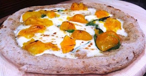 La pizza Pomo D'Or: pacchetelle di pomodorino giallo L'Orto di Lucullo, fior di latte e fior di ricotta di bufala Ella, basilico Dop, aglio fresco e olio evo Dop Pregio
