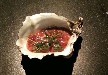 Rognone e ostrica, uno dei due appetizer. Classicissimo dello chef