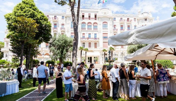 Il Grand Hotel di Rimini, nel cui giardino si tiene anche quest'anno uno speciale déjeuner sur l'herbe (disponibilità limitata, costo € 40 su prenotazione, tel 0541.56000, info@grandhotelrimini.com)
