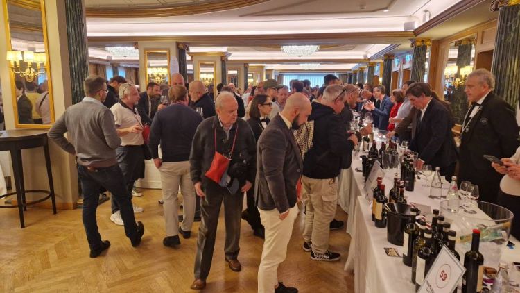 Un momento della degustazione tra i banchi dei produttori di Chianti Classico presenti a Milano
