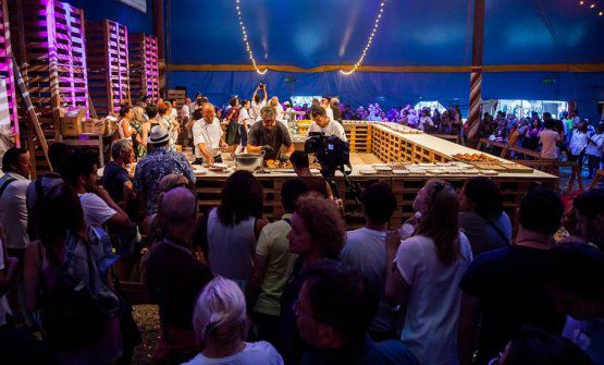 In una foto di repertorio, gli chef al lavoro nel Circo di Al Mèni
