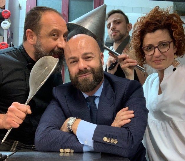 Pompili coi ragazzi del Cambio di Bologna. Da sinistra a destra, Armando Martini (chef), Marco Righetti (sous chef) e Camelia Racu (sala)
