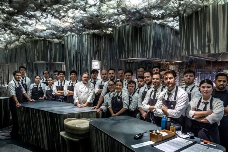 Albert Adrià insieme allo staff del suo ristorant