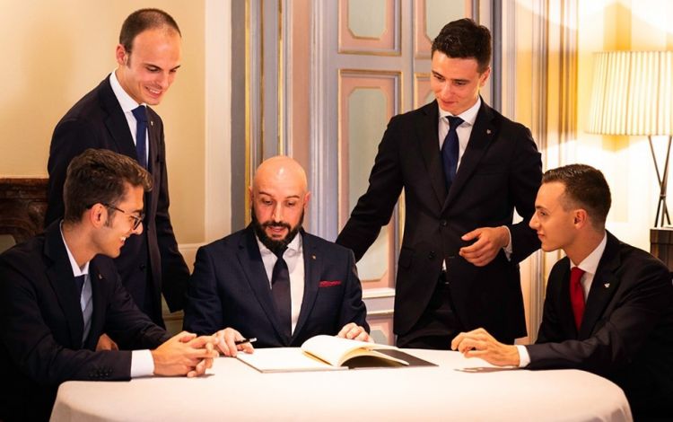 Raugi con parte dello staff di sala di Villa Crespi