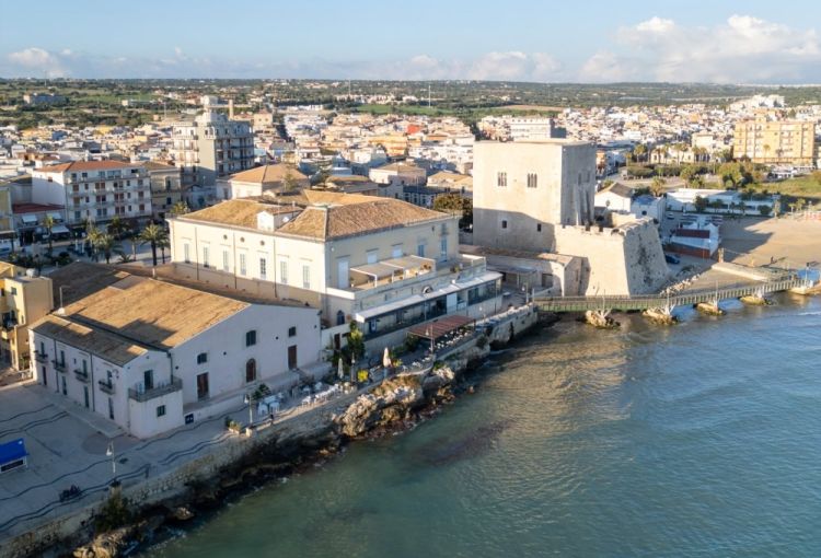 Dall'alto, il fortino e il ristorante