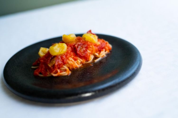 Spaghettini con salsa di pomodoro, pomodoro cotto al barbecue, pomodorini semidry e gialli confit
