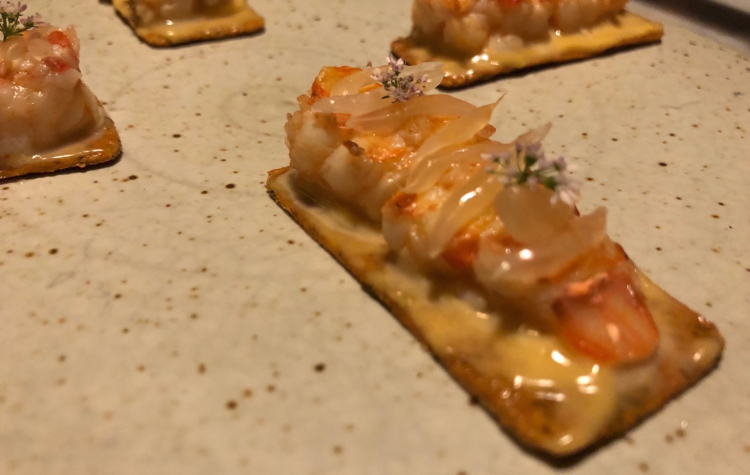 Gamberi di fiume thai su khakhra, cracker molto diffuso nella cucina ovest-indiana. Una buona sintesi del mestiere di Garima Arora, chef di Gaa, ristorante aperto proprio davanti a Gaggan
