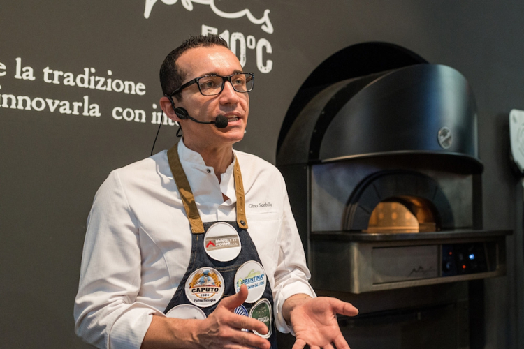 Tra i più noti pizzaioli presenti sullo stand a Sigep anche Gino Sorbillo che ha cotto le sue speciali pizze su Neapolis
