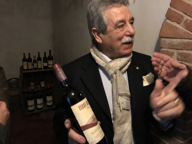 Il direttore di Santadi, Raffaele Cani, mostra con orgoglio la bottiglia di Terre Brune del 1984
