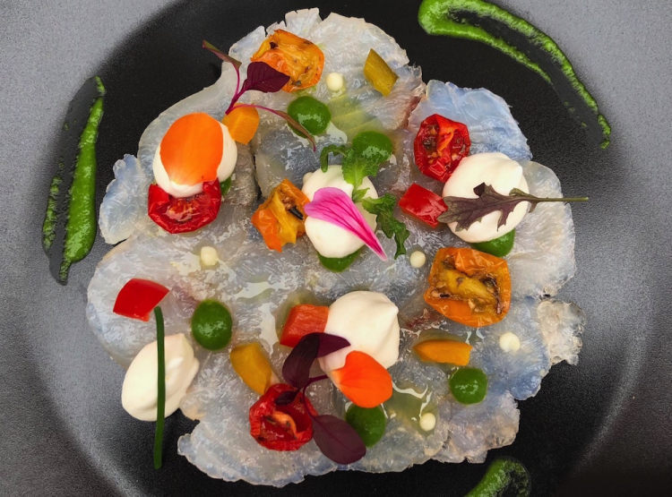 L'Insalata di rinforzo di Fumiko è un carpaccio di merluzzo affumicato con mousse di cavolfiore e virgole di scarola