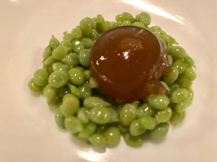 Piselli lacrima con perla di calamaro sferificato, uno dei più nitidi passaggi del menu degustazione del ristorante Nerua di Bilbao (16 corse)