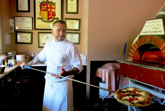 Gennaro Nasti all'opera davanti al forno. Il p