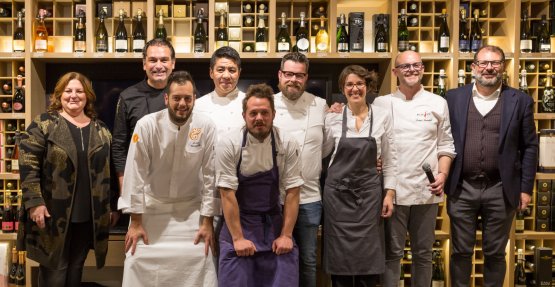 Nella foto, da sinistra, Michela Ferro di Ferrowine, Italo Bassi, Andrea Valentinetti di d&g patisserie, gli altri chef Niimori, Brutto, Boer, Esteve Ruiz, Lovatel e Giovanni Ferro di Ferrowine