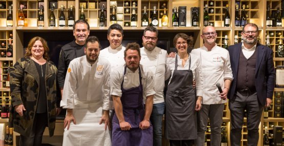 Nella foto, da sinistra, Michela Ferro di Ferrowine, Italo Bassi, Andrea Valentinetti di d&g patisserie, gli altri chef Niimori, Brutto, Boer, Esteve Ruiz, Lovatel e Giovanni Ferro di Ferrowine
