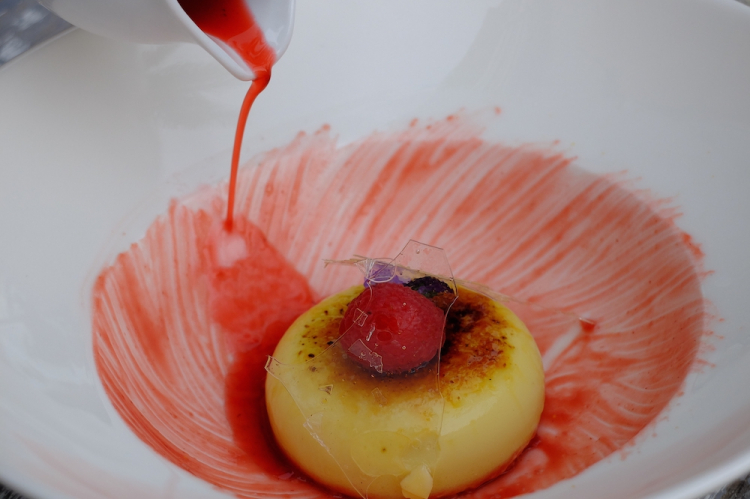Crème brûlée with red fruits coulis