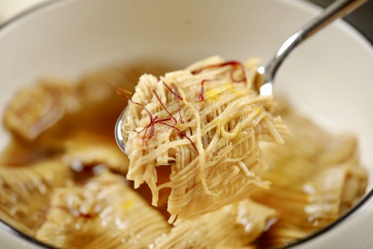 Filindeu, brodo di verdure arrosto, pistilli di zafferano di San Gavino Monreale e olio al trombolotto
