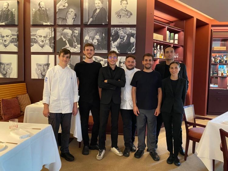 Il team di sala e cucina, under 30, davanti alla parete con i ritratti degli chef che hanno cambiato la cucina italiana e internazionale - Foto: Annalisa Cavaleri
