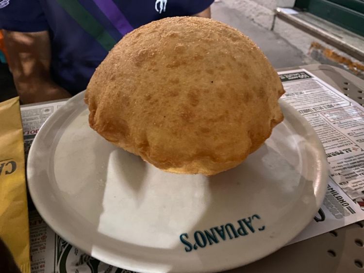 La pizza fritta L'Antica con ricotta, cicoli napoletani, provola affumicata e basilico fresco. Buonissima anche d'estate - Foto: Vat