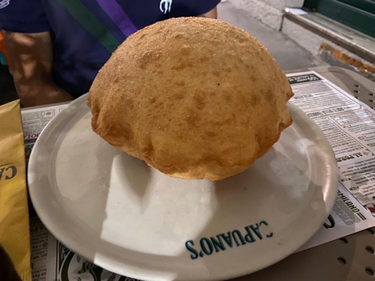 La pizza fritta L'Antica con ricotta, cicoli napoletani, provola affumicata e basilico fresco. Buonissima anche d'estate - Foto: Vat
