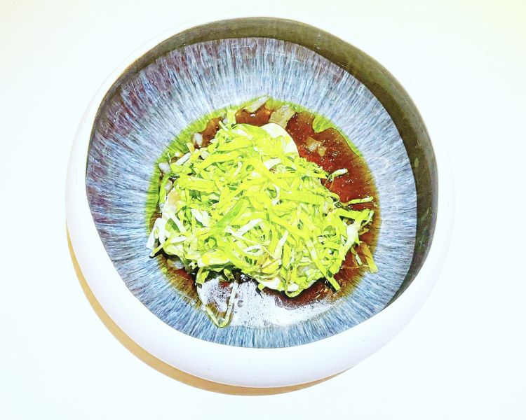 Ravioletti alla piastra ripieni di gambero e porro, brodo thai con lattuga, olio al prezzemolo e limone candito