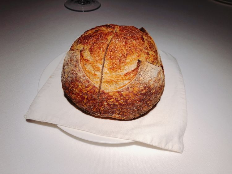 Pane: iconica portata, che resta tuttora nel menu degustazione, per sottolinearne la centralità e l’importanza. È fatto con farina bianca, lievito madre e patate, con la crosta croccante e l'interno morbido e cremoso
