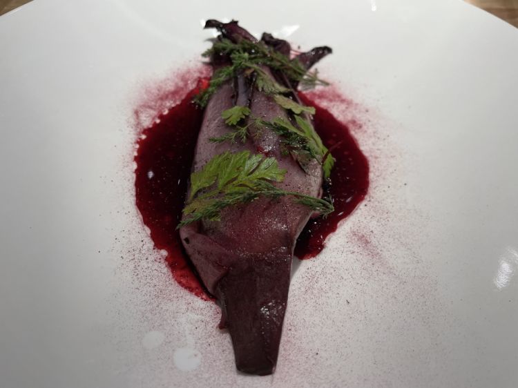 Radicchio tardivo cotto sottovuoto con olive nere, capperi e vino, farcito con habnè (yougurt magro e cipolla pickle): un piatto dalla grande dolcezza naturale, quasi un pre-dessert
