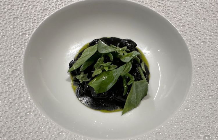 Lumaca alla Bourguignonne di Caviale: le lumache sono condite con essenza di coriandolo, lemongrass ed erbe grasse marine, che rinfrescano la struttura veramente importante della Bourguignonne di caviale, perfettamente eseguita (un azzardo studiato, che paga)
