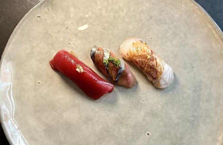 Chef Baraldi dedica molta attenzione al riso e i suoi Nigiri ne sono la testimonianza. Ecco tre assaggi: Tonno rosso del mediterraneo e kizami wasabi; Shimesaba, cioè sgombro mediterraneo marinato con sale, poi aceto e acqua, lime ed erba cipollina; Orata scottata (marinata sotto sale), zenzero fresco. Vengono spennellati tutti con salsa nikiri, cioè riduzione di sake, mirin e salsa di soia.
