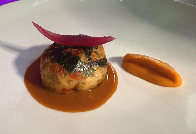 Sogliola alla Cacciatora: «Filetto di sogliola mondato e arrotolato su sé stesso, con una farcia di sogliola, pollo, peperone e fungo. Viene coperto di alghe, chiuso in crepinette e arrostito, poi servito con un fondo di sogliola e pollo alla cacciatora, con peperone, fungo, poco pomodoro ed erbe. Accanto, un agrodolce di peperone» Carlo Cracco e Luca Sacchi