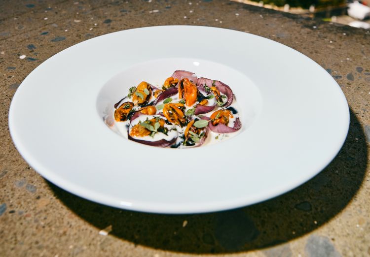 Cozze alla brace con cipolla rossa e mozzarella di bufala
