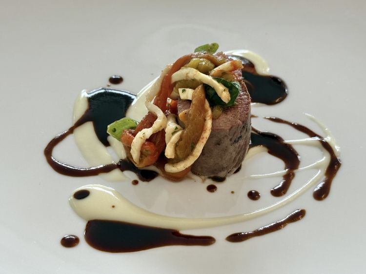 Lombo di agnello con peperoni, provola e cioccolato bianco acido