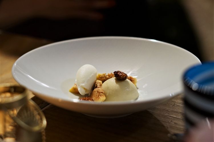 Bavarese di mandorle, fichi, gelato di yogurt
