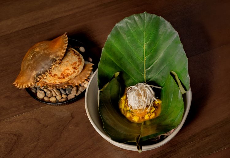 Cresta di gallo brasata e stone crab conditi con litsea salata