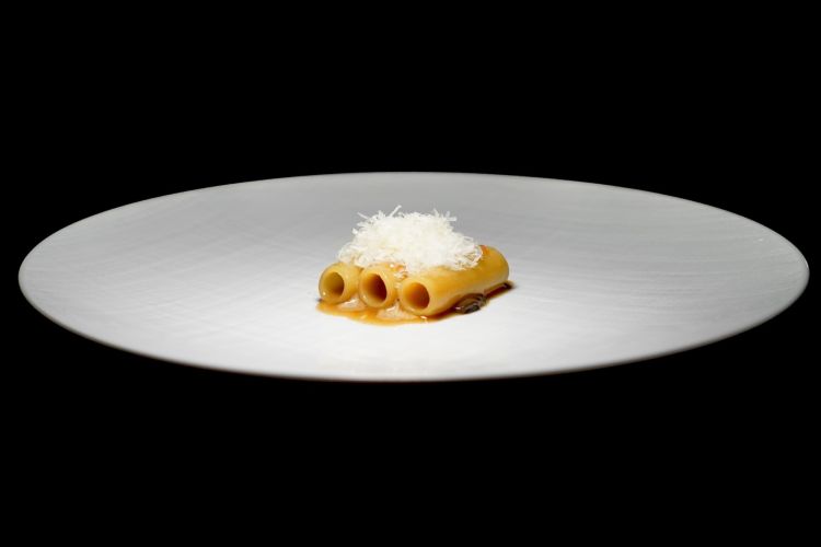 Candele, licheni selvatici, vaniglia e pecorino crotonese. La portata pi&ugrave; dichiaratamente concettuale del menu &egrave; costruita sull&rsquo;equilibrio tra dolce, amaro e sapido. Le candele spezzate vengono cotte in un brodo di licheni selvatici e accompagnate da una salsa alla vaniglia e da pecorino crotonese. Il piatto lavora sulle opposizioni: il tono boschivo e amaricante dei licheni, la dolce aromaticit&agrave; della vaniglia stemperata dalla forza salina e piccante del formaggio. Piatto molto interessante, paradossalmente troppo corto al palato
