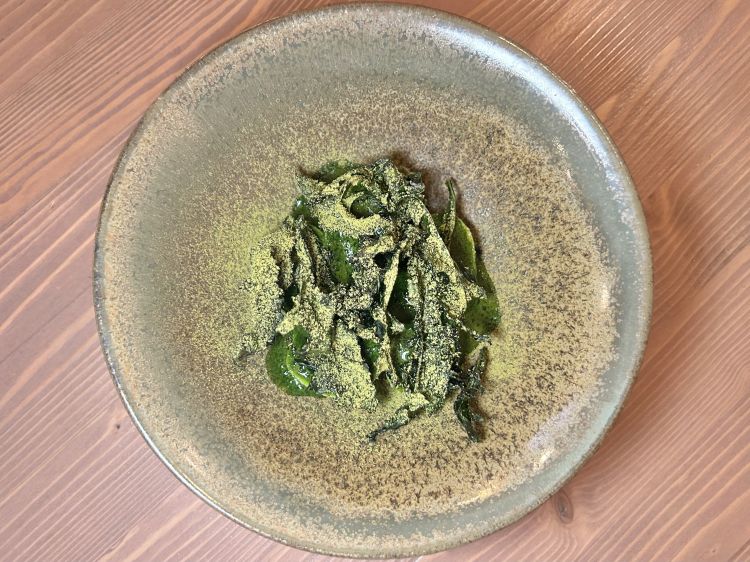 Cappelletti alle erbe amare e tè matcha. Il cappelletto è farcito con erbe amare battute al coltello e ripassate con aglio, peperoncino e acciuga. Viene cotto in acqua, mantecato semplicemente con poco olio e accompagnato da estratto di erbe amare, erbe amare alla brace e tè matcha. Torna il rigore che ci piace, tutto giocato sull'amaro e sull'erbaceo, potrebbe anche starci una terza aromaticità per conferire maggior dinamismo all'assaggio