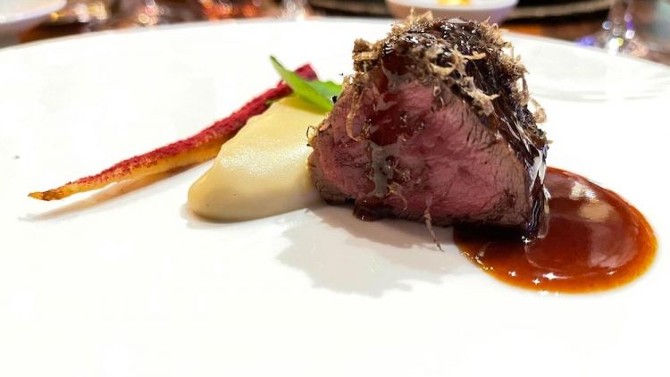 Cervo con pastinaca, lamponi e tartufo nero. Sopra il filetto, scaglie di tartufo nero e una salsa demi-glace (fondo bruno di cervo addensato). Un altro piatto eccellente. In abbinamento al cervo un  ottimo rosso: Marchesa Mariabella Valpolicella Ripasso DOC Massimago 2019
