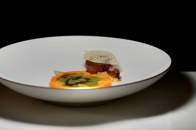 Cipolla cotta lentamente, salsa di sedano e cremoso di carote, dunque un'interpretazione del soffritto. Bell'idea ma manca di una chiusura gustativa; è pensato come momento di pulizia, di taglio, per preparare la carne, però manca ad esempio una nota acida