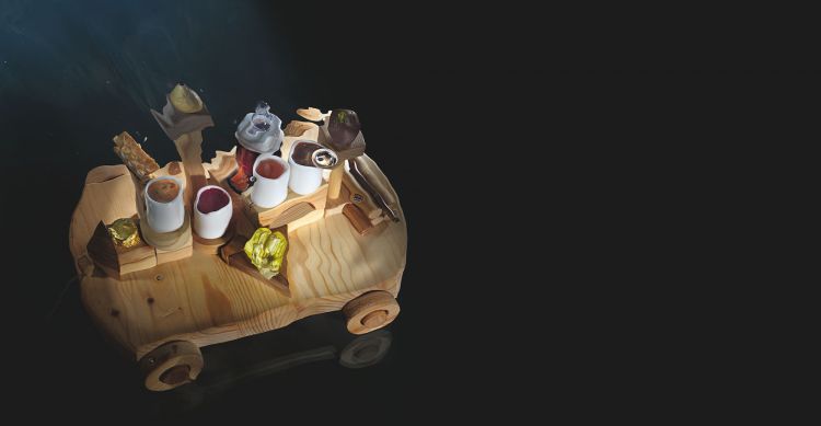 2007 - Costrizioni
«Cioccolato, movimento, leggerezza. Un percorso di sapori e consistenze che si muovono tra elementi classici e inediti, su una precisa scala armonica del gusto. Rappresenta il tentativo ironico di uscire da forme preimpostate cioccolato, movimento, leggerezza e l'invito a cogliere, con rinnovato stupore, ogni singola espressione della vita»